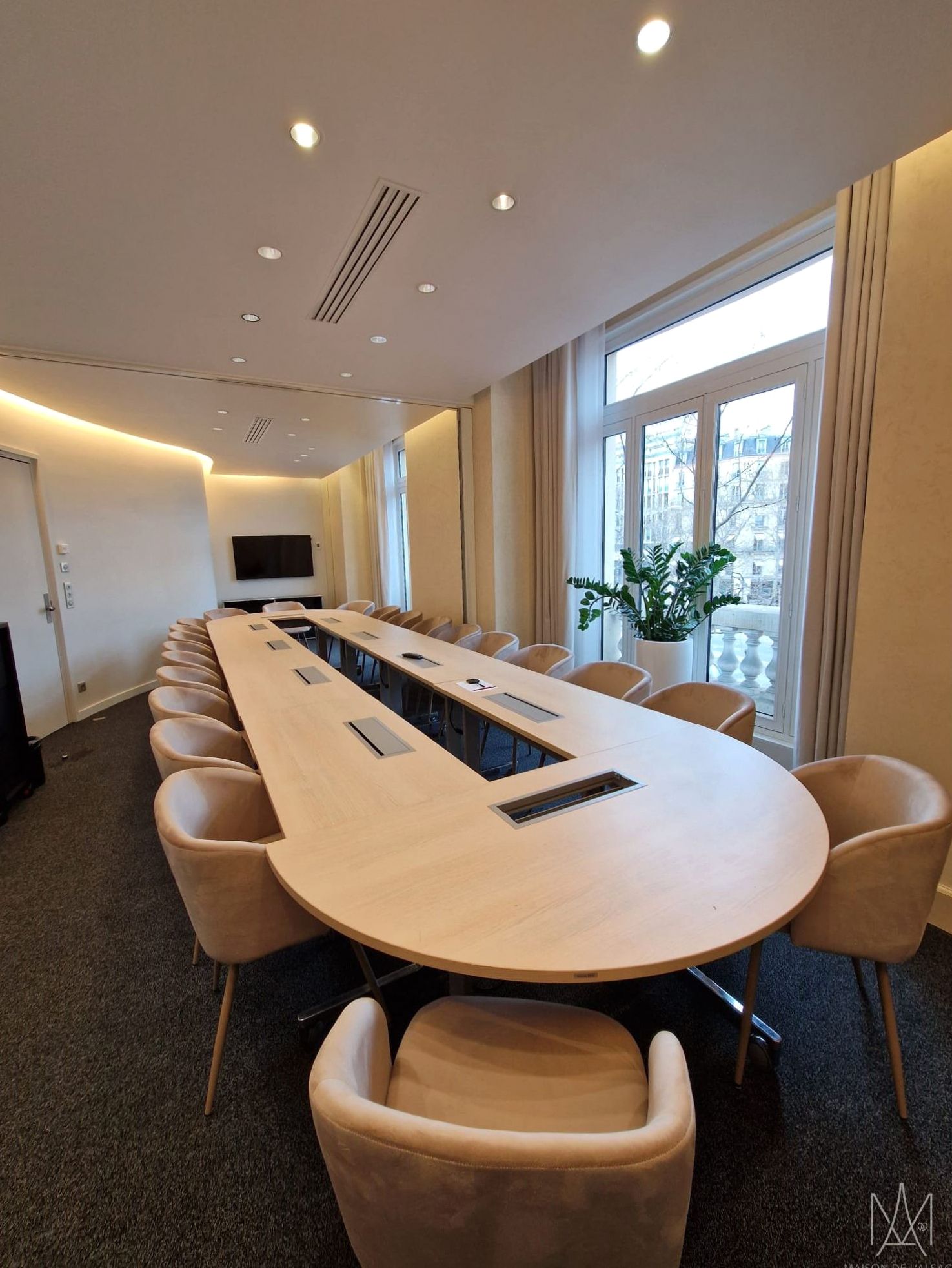 Salle de conférence élégante avec équipement moderne et décoration luxueuse